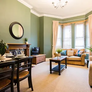 Stylish 2 Bed Apartment, 10 Min Walk To City Centre With Dedicated Parking Space Apartment