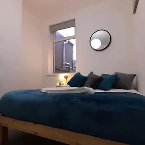 Spacious 4 Bedroom, Free Netflix, Central Location Apartment