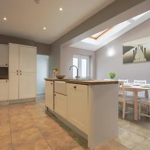 Spacious 4 Bedroom House- Walking Distance To Centre & Great Backyard Holiday home