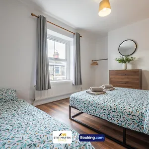 Stylish 2 Bedroom Townhouse By Stirkmartin Short Lets & Serviced With Free Parking & Sleeps5 Holiday home