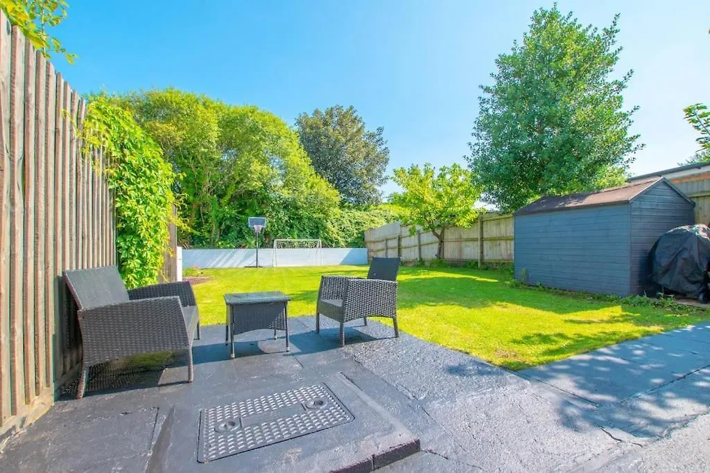 Sophisticated Home With Beautiful & Large Garden Cardiff 0*,  Storbritannien